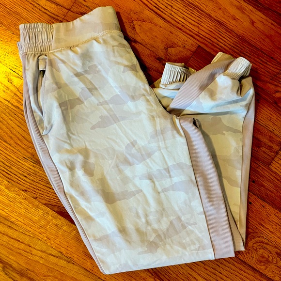 Athleta Brooklyn Lined Camo Jogger - Picture 1 of 4